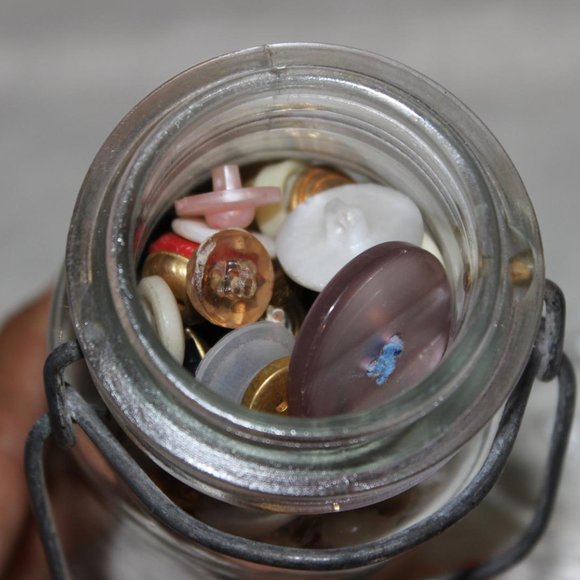 VINTAGE PINT SIZE CANNING JAR FULL OF OLD BUTTONS ALL KINDS - Picture 7 of 8